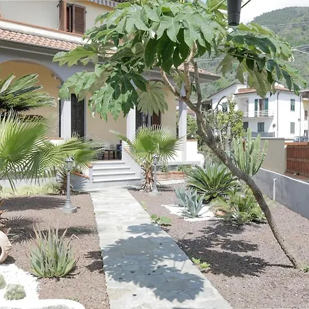 Spazioso Con Giardino A Parcheggio Gratuito * Massa (Tuscany)